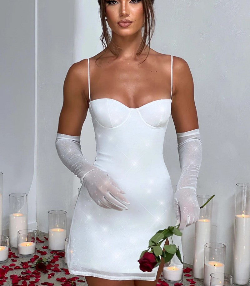 Lyhyt mekko halkiolla ja olkaimilla