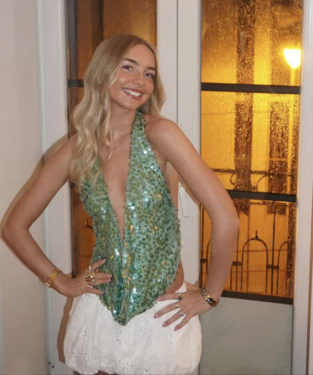 Syvä V-aukko paljettipusero