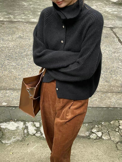 Neulottu yksivärinen neuletakki