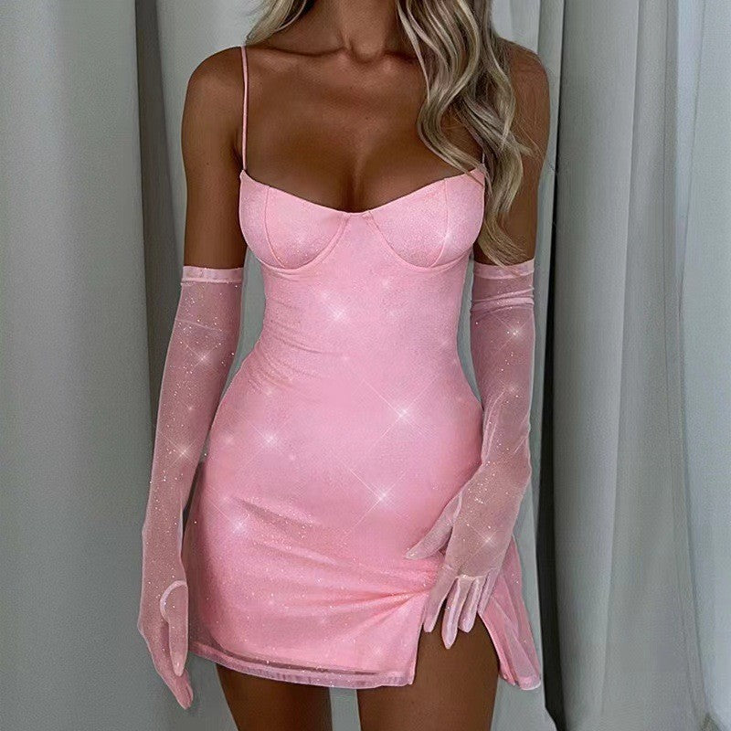 Lyhyt mekko halkiolla ja olkaimilla