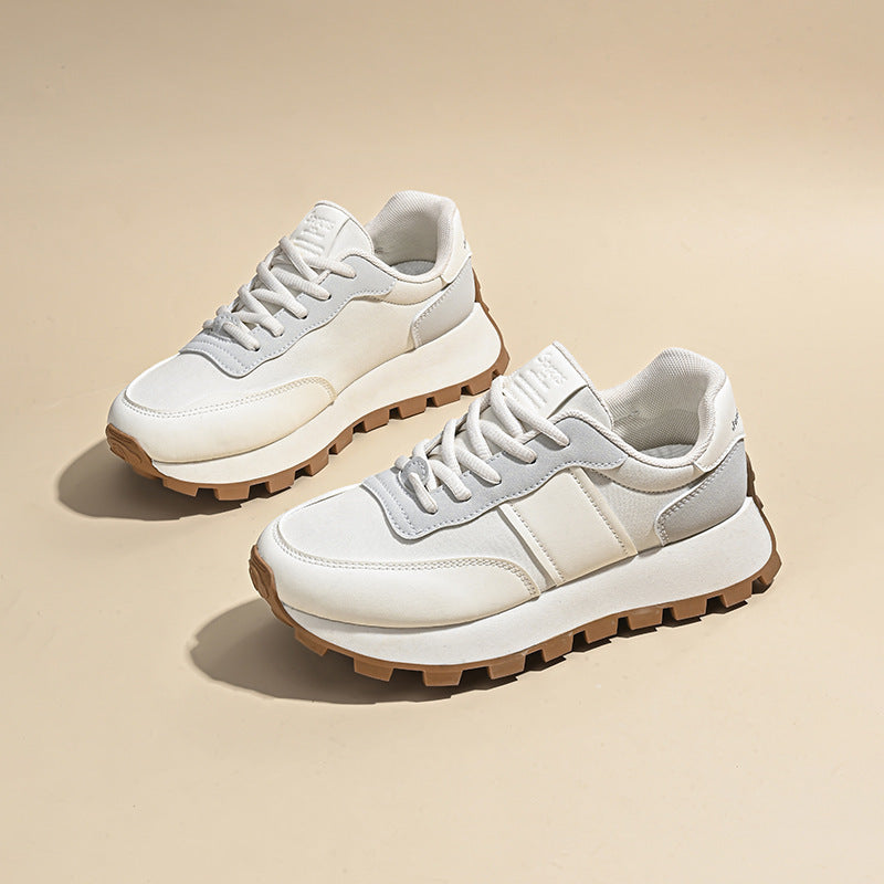 Korealainen versio korotetuista vapaa-ajan kengistä, joissa on LOGO