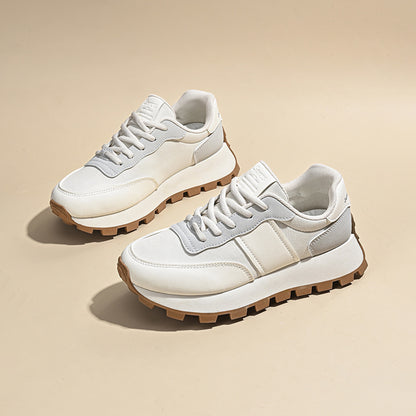 Korealainen versio korotetuista vapaa-ajan kengistä, joissa on LOGO