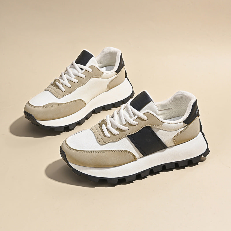 Korealainen versio korotetuista vapaa-ajan kengistä, joissa on LOGO