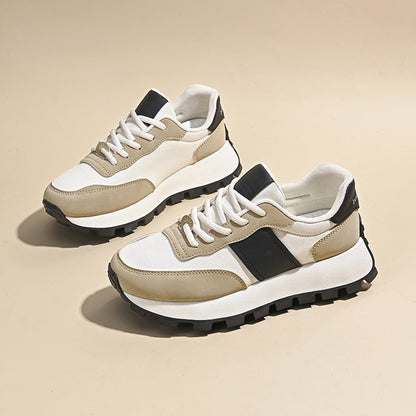 Korealainen versio korotetuista vapaa-ajan kengistä, joissa on LOGO