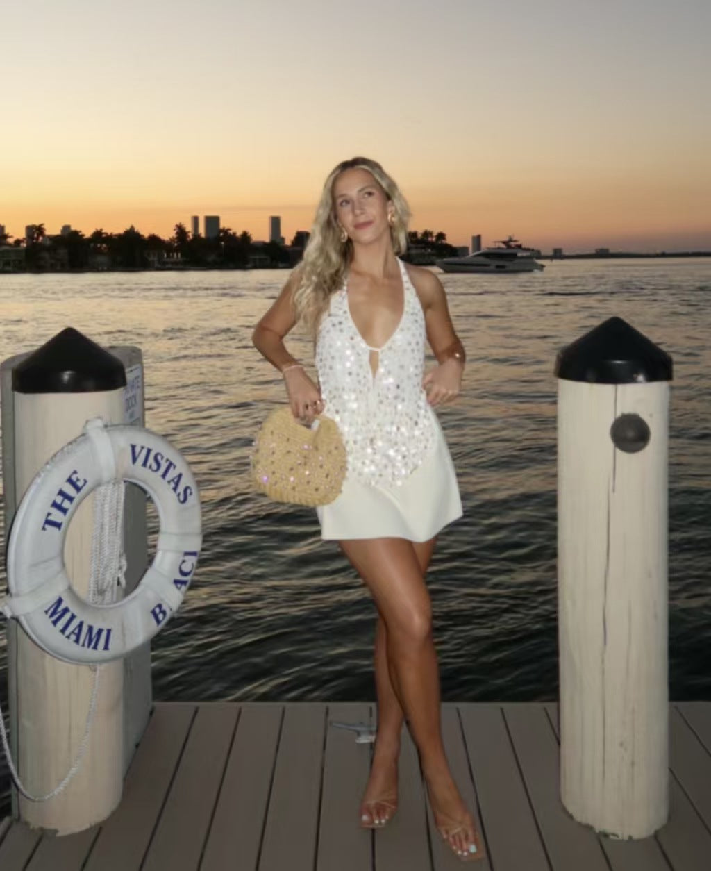 Syvä V-aukko paljettipusero