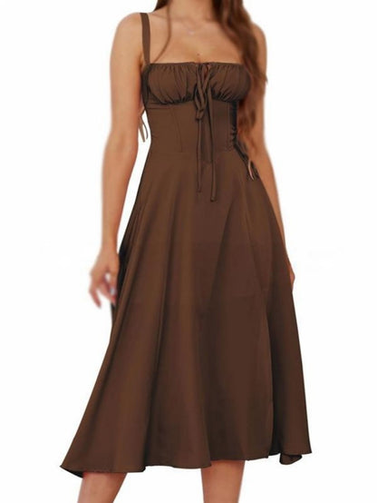 Yksivärinen olkainpitsimekko