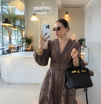 Pitsikoristeinen vyötärömekko